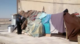 أرملة تعيش داخل “عشة” صنعتها من أثاثها بالمسيلة
