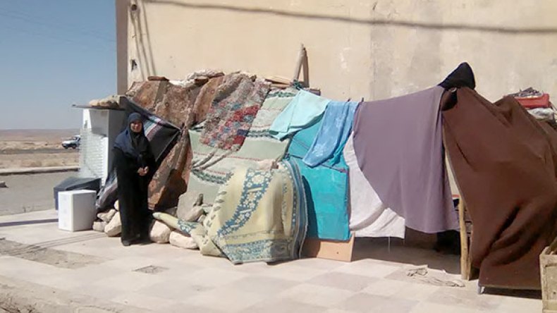 أرملة تعيش داخل “عشة” صنعتها من أثاثها بالمسيلة