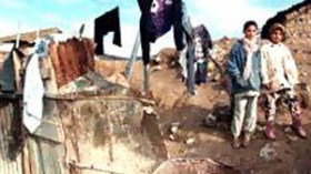 عائلات تعيش حياة السلف في الأرياف