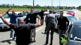 سائقون ينقلون العرسان الى بيت القبور !