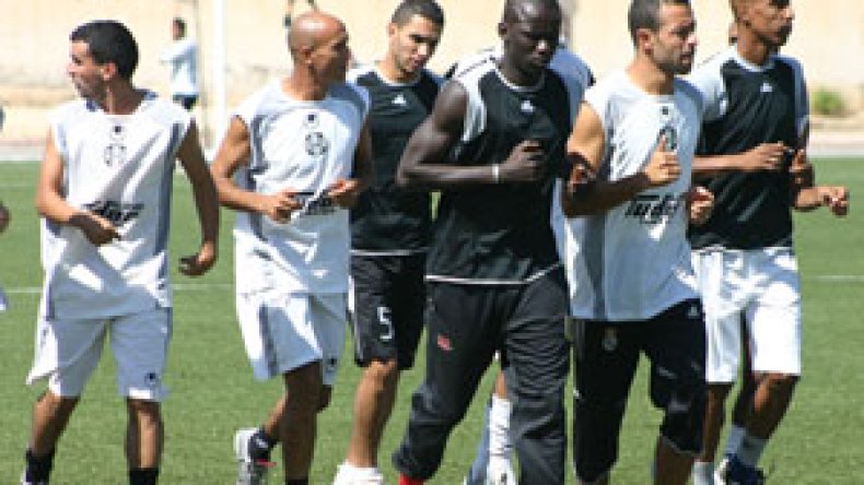 الكاب يحدد مصير مدربه اليوم