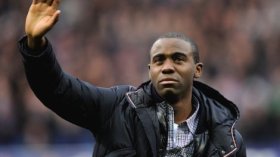 الإنجليزي “موامبا” يعتزل الكرة بسبب قلبه