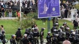 الشرطة الايرانية تطلق الغاز المسيل للدموع على المتظاهرين في طهران