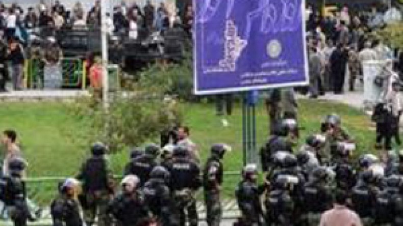 الشرطة الايرانية تطلق الغاز المسيل للدموع على المتظاهرين في طهران