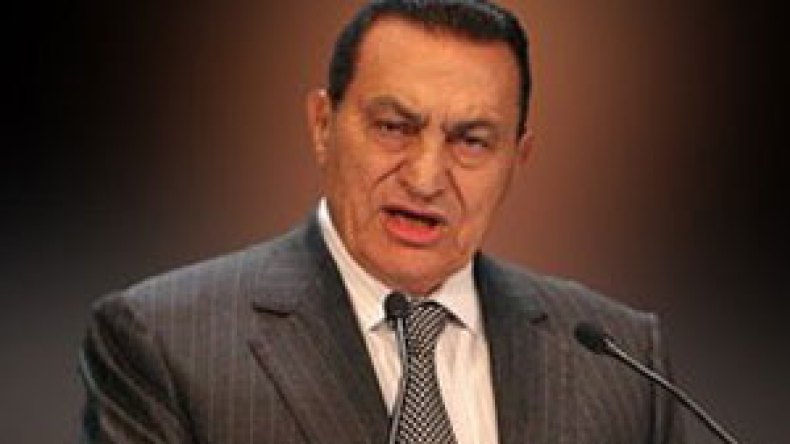 مبارك “لا يفكر” في توريث نجله جمال ولا يستبعد بقاءه في الحكم