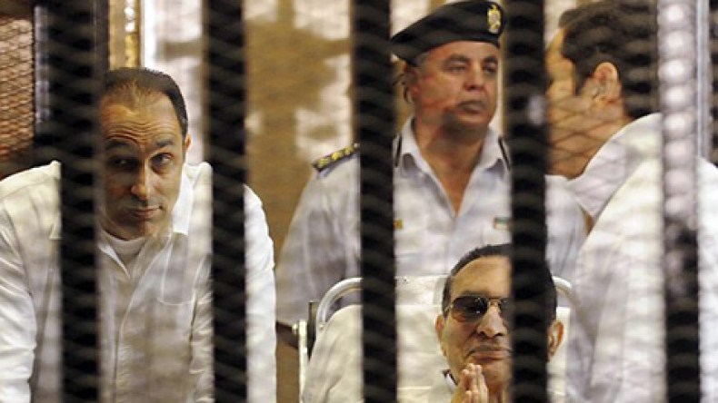 استئناف محاكمة الرئيس المصري المخلوع ونجليه ومساعدوه بتهمة قتل متظاهرين