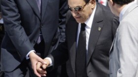 مُبارك‭ ‬يقرّر‭ ‬الموت‭ ‬فوق‭ ‬الكرسي‭!‬