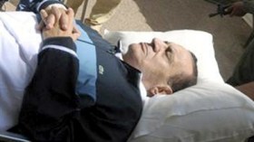 حسني مبارك يحتضر بعد مشاهدته لصور القذافي ميتا