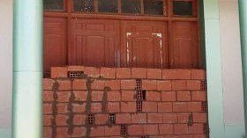 مواطنون يغلقون مقر البلدية بجدار إسمنتي ويطالبون بلجنة تحقيق بعين افقه بالجلفة