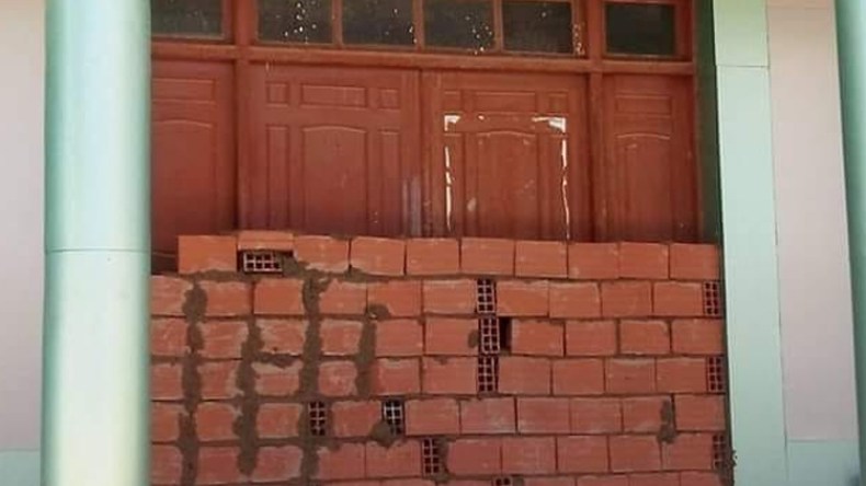 مواطنون يغلقون مقر البلدية بجدار إسمنتي ويطالبون بلجنة تحقيق بعين افقه بالجلفة