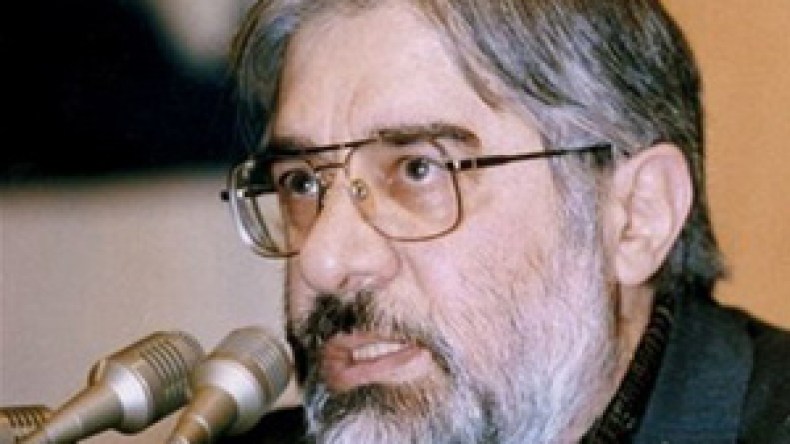 موسوي يتحدى سلطة المرشد ويتمسك بورقة الشارع