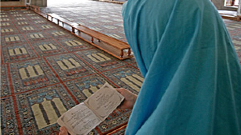 الشروق تكشف تفاصيل تعرض فرنسية لعملية سرقة قبل اعتناقها الإسلام بساعات؟!