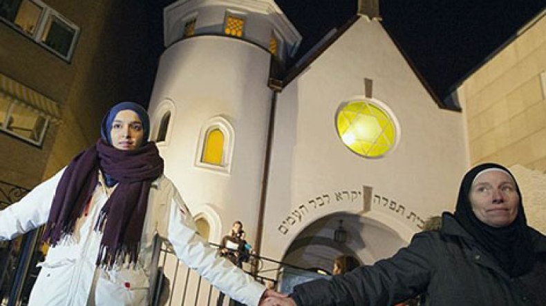 أكثر من ألف مسلم يشكلون “حلقة تضامن” حول معبد يهودي في النرويج