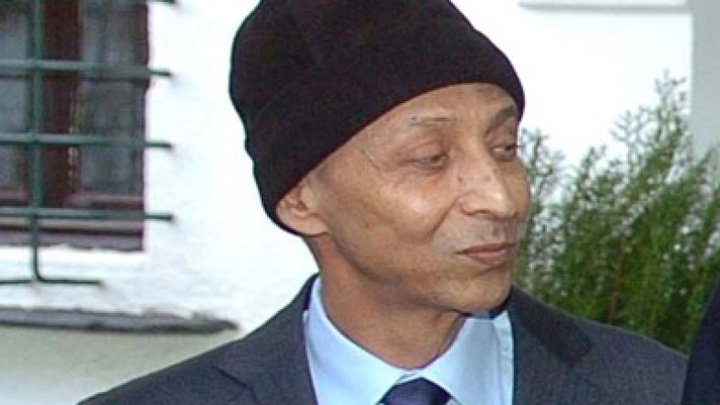 شقيق بن بلة أدخله نادي مارسيليا وشقيق الشاذلي بلغ منصب والي