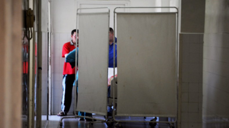 أحد المرضى لقنه الشهادة:زائر قصد مصطفى باشا فتُوفي في رواق الانتظار