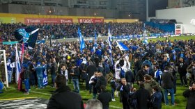 أنصار بورتو يجتاحون أرضية الملعب خوفا من انهيار المدرجات