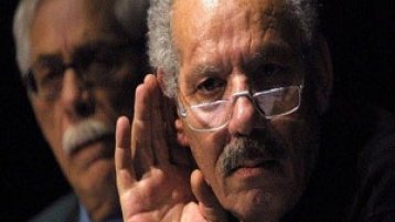 الجنرال‭ ‬نـزار‭ ‬يستخف‭ ‬بعقول‭ ‬الجزائريـين.. محتشدات‭ ‬الصحراء‭ ‬عقاب‭ ‬سياسـي