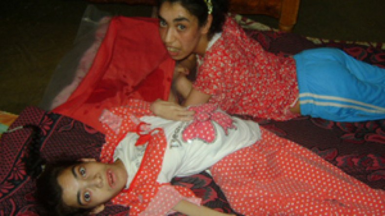 شقيقتان تنامان على نفس “الجنب” منذ ثلاثين سنة