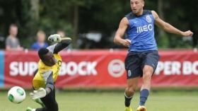 غيلاس يتشاجر مع زميله “مانغالا” ويغادر الملعب!