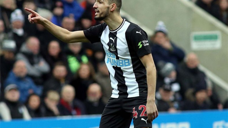 جماهير نيوكاسل تهاجم الجزائري بن طالب بسبب “خطإ قاتل”