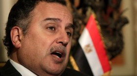 فهمي للإخوان: “انتم مصريون إذا التزمتم بالسلمية”