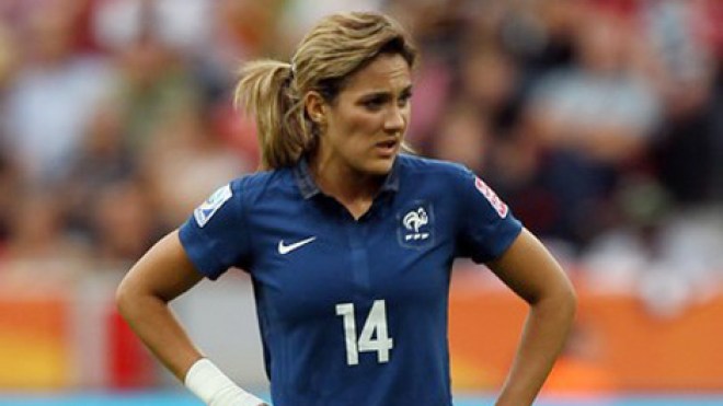 نجمة المنتخب الفرنسي لويزة نسيب تزور موطنها الأصلي الجزائر