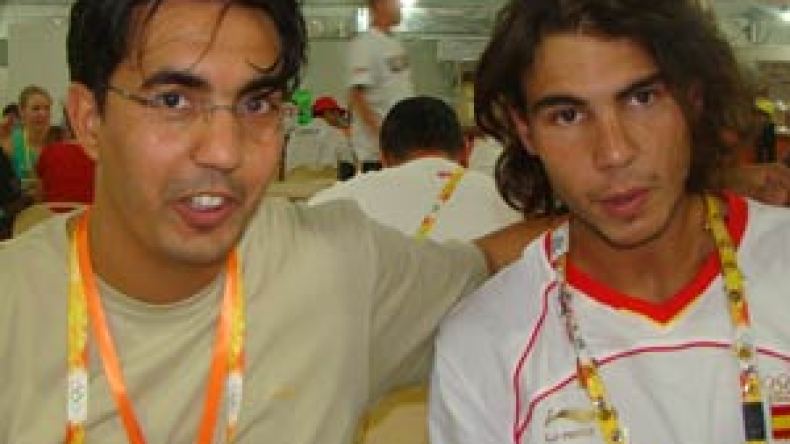 الاسباني نادال يحيي محبيه.. ويعبر عن رغبته في زيارة الجزائر