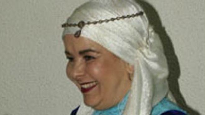 الفنانة نادية بن يوسف تكشف أنها لا تفكر  في الاعتزال وترتاح كثيرا في تأدية الأغنية الدينية