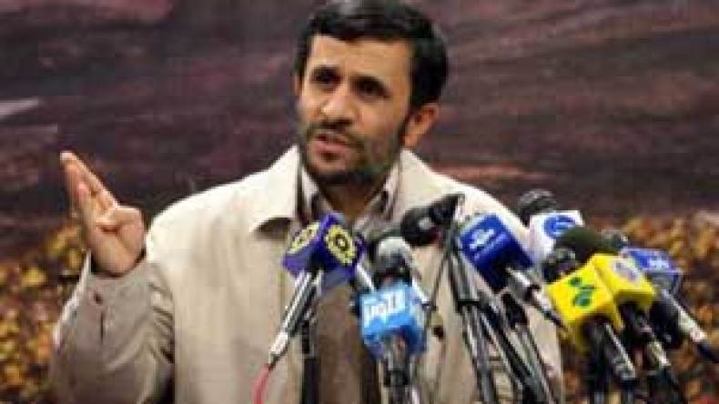 نجاد يدعو أوبك إلى تعليق تسعير النفط بالدولار