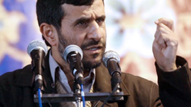 صحيفة إنجليزية تبتز أحمدي نجاد بصورة قديمة