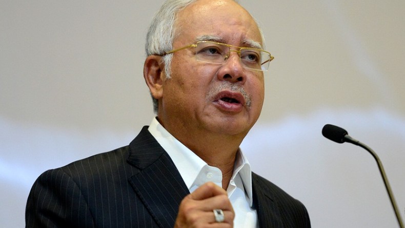 الشرطة الماليزية توجه 21 تهمة غسيل أموال لرئيس الوزراء السابق