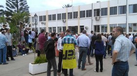 أعوان الأمن بنفطال يهددون بالاحتجاج ويطالبون بعقود عمل دائمة