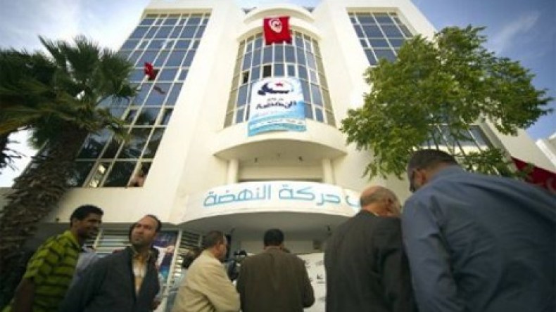 متظاهرون يقتحمون مقر حركة “النهضة” ويحرقون مقرًا للشرطة