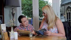 قزم يتعرض لموقف محرج مع خطيبته في المطعم