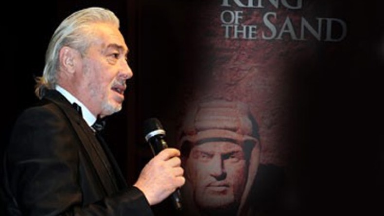 مخرج “ملك الرمال” يحذر السعودية من أي مساس بشخصه