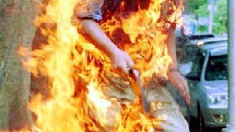 معوق يحرق نفسه وبطال يكتب 550 طلب عمل دون رد بالبيض