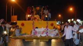 عروسان مصريان يقيمان “الزفة” على جرافة