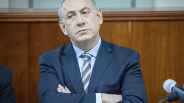 درسٌ للمهرولين والمطبِّعين