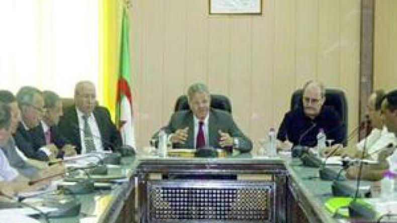 5 نقابات “معارضة” للوصاية على مشروع منشور الخدمات الاجتماعية تجتمع غدا