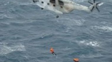 Les forces navales au secours d’un marin d’un navire marchand battant pavillon italien