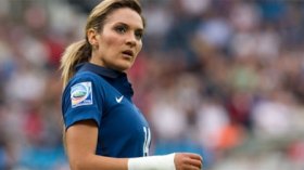 بنت الزيبان لويزة نسيب مرشحة للفوز بالكرة الذهبية