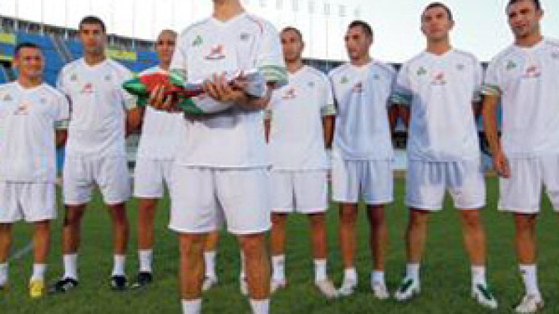 نجمة تعد  الخضر بسيارات أخرى في حالة التأهل إلى الدور الثاني من المونديال