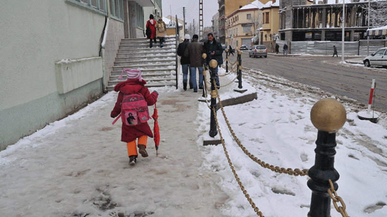 الثلوج تغلق المدارس وتعطّل الحركة بعدة ولايات