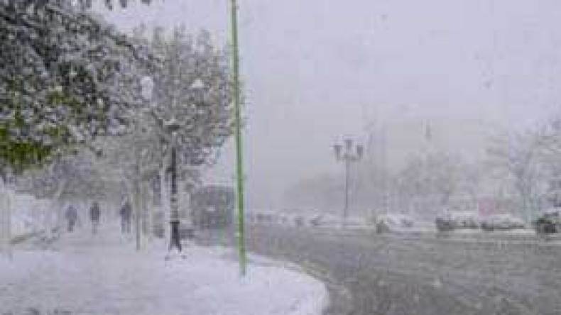 ثلوج وأمطار معتبرة وأجواء باردة ابتداء من الثلاثاء