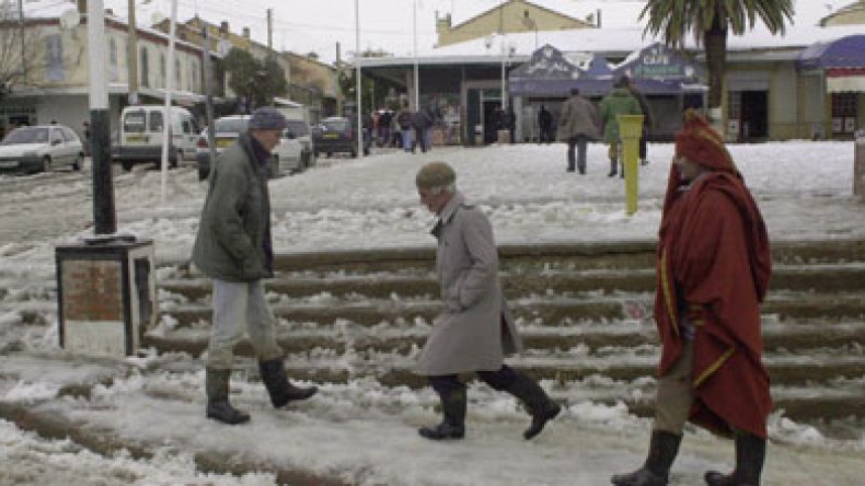 أمطار ورياح وثلوج عبر المرتفعات التي يزيد علوها عن 800 متر