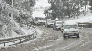 Snow strands thousands in Eastern Algeria
