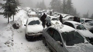 Mauvais temps et chutes de neige : 14 axes routiers coupés à la circulation et des voyageurs bloqués