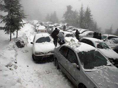 Mauvais temps et chutes de neige : 14 axes routiers coupés à la circulation et des voyageurs bloqués