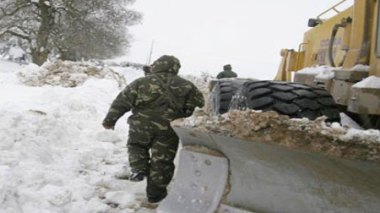 Neige, pluies et glissements de terrain paralysent la circulation à travers huit wilayas