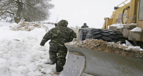 Neige, pluies et glissements de terrain paralysent la circulation à travers huit wilayas